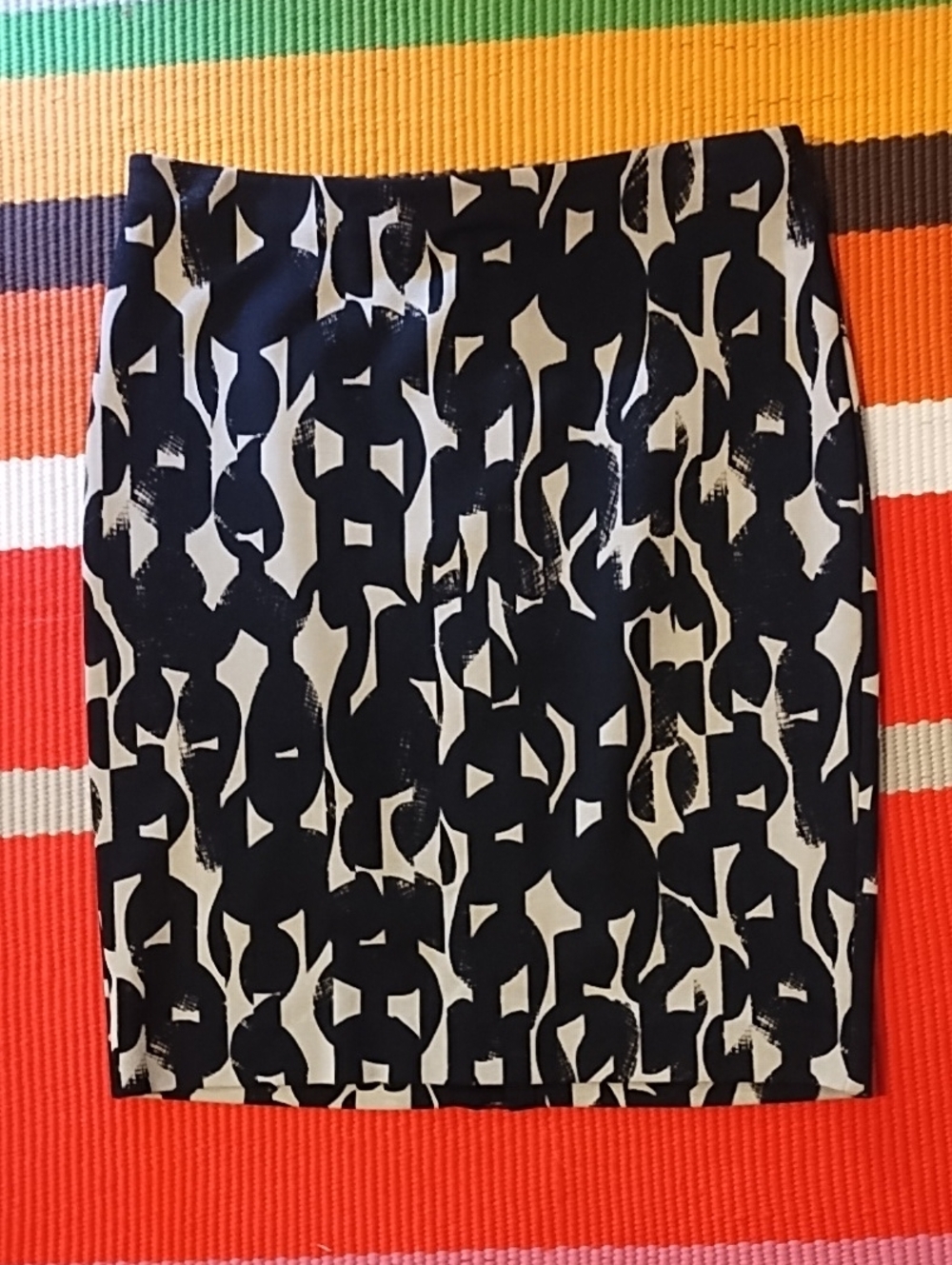 Ann Taylor Black and White Abstract Chain-Print Pencil Skirt NWOT Size 6P.